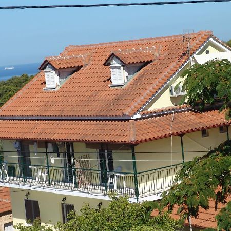 Villa Nefeli Loútsa Екстериор снимка