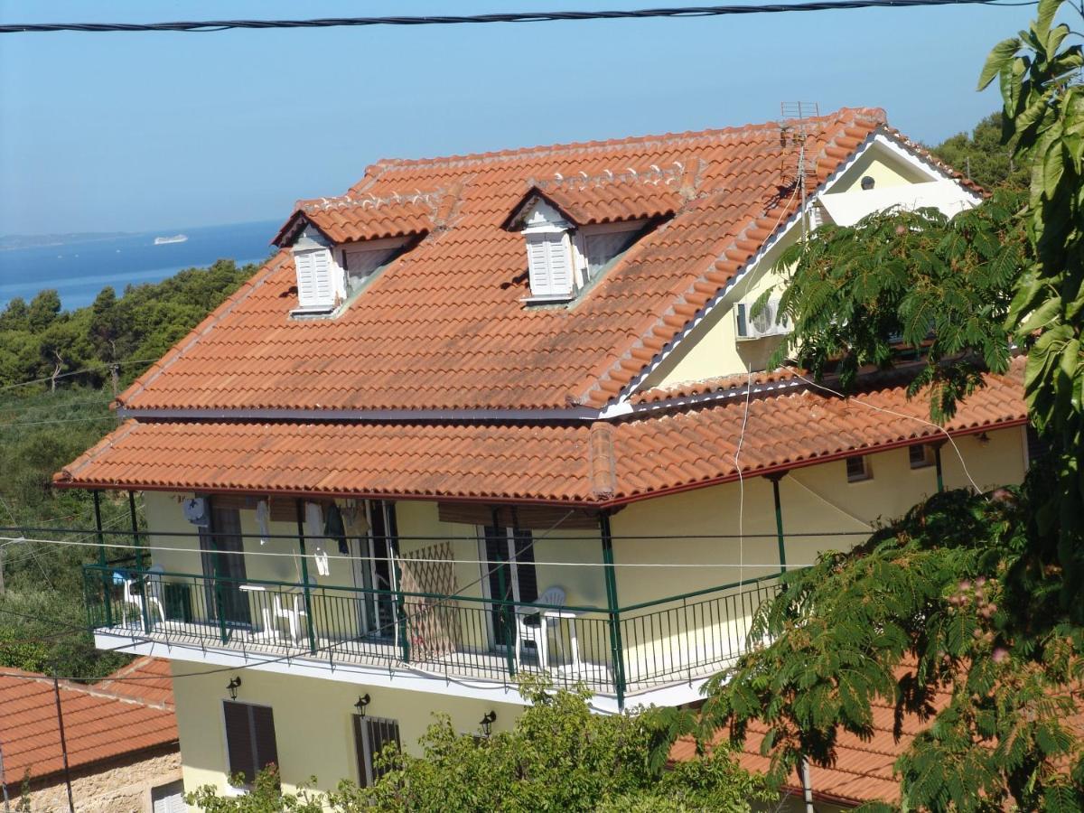 Villa Nefeli Loútsa Екстериор снимка