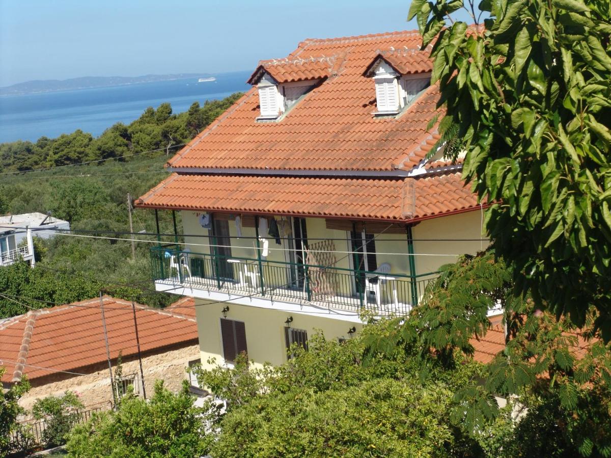 Villa Nefeli Loútsa Екстериор снимка