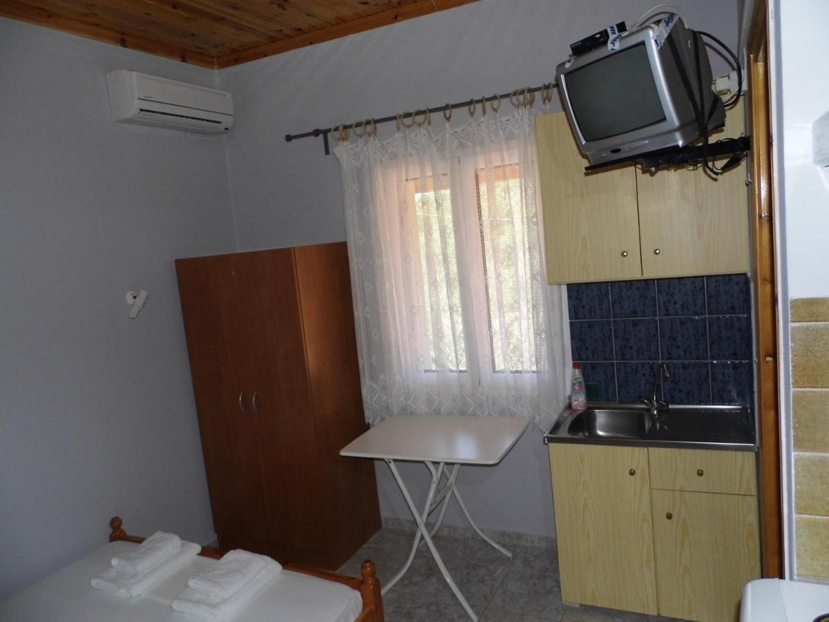 Villa Nefeli Loútsa Екстериор снимка
