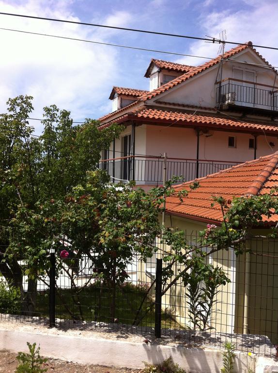 Villa Nefeli Loútsa Екстериор снимка