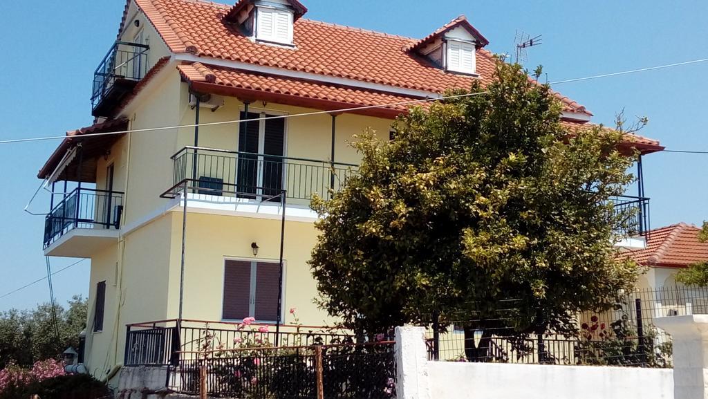 Villa Nefeli Loútsa Екстериор снимка
